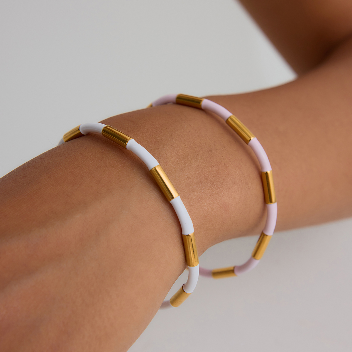 Náramek ELENYS Pure Line na ruce – minimalistický styl